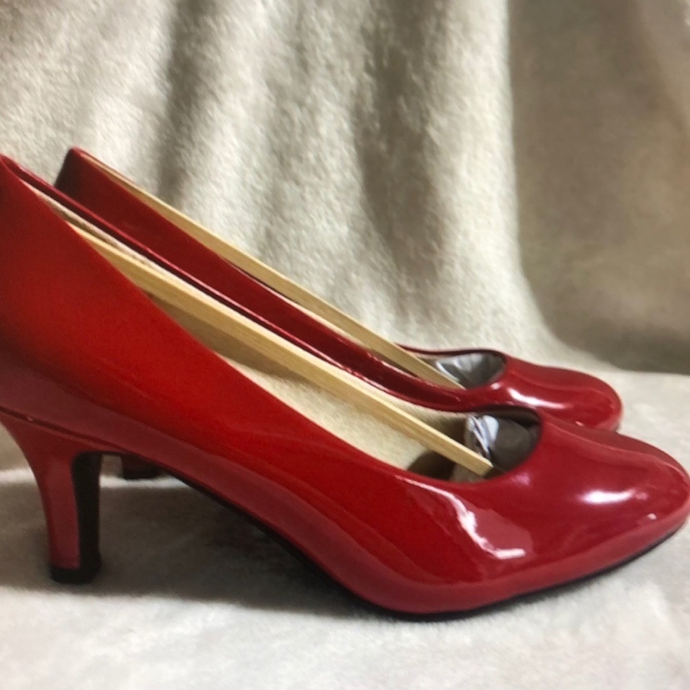 Life stride red heels size 6W new patent